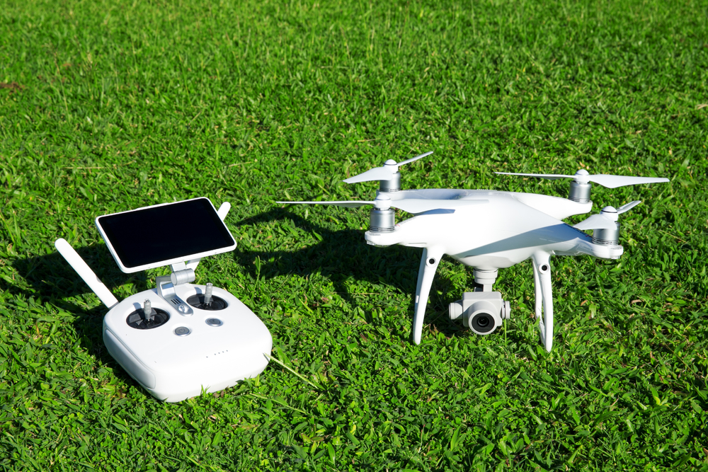 智能翱翔 高分辨率數(shù)碼相機(jī)無人機(jī)與草地智能手機(jī)遙控的融合革命